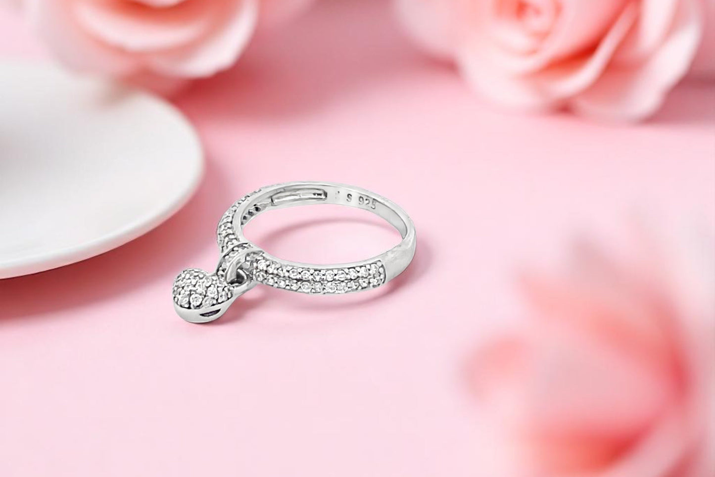 Elegant Silver Ring with Sparkling Detail